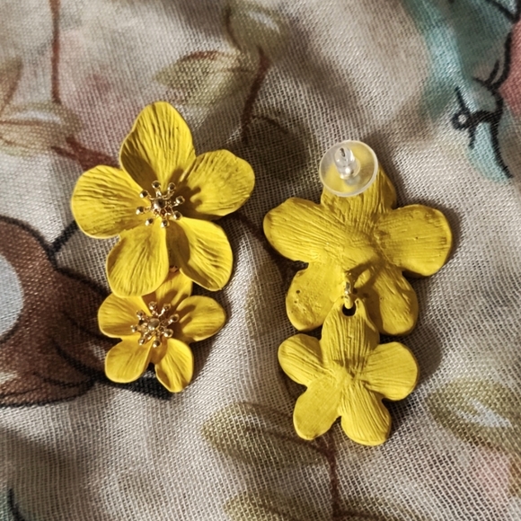 Yellow Daffodil Color Gold Metal Pierced Earrings NOC Plumeria - Picture 3 of 4